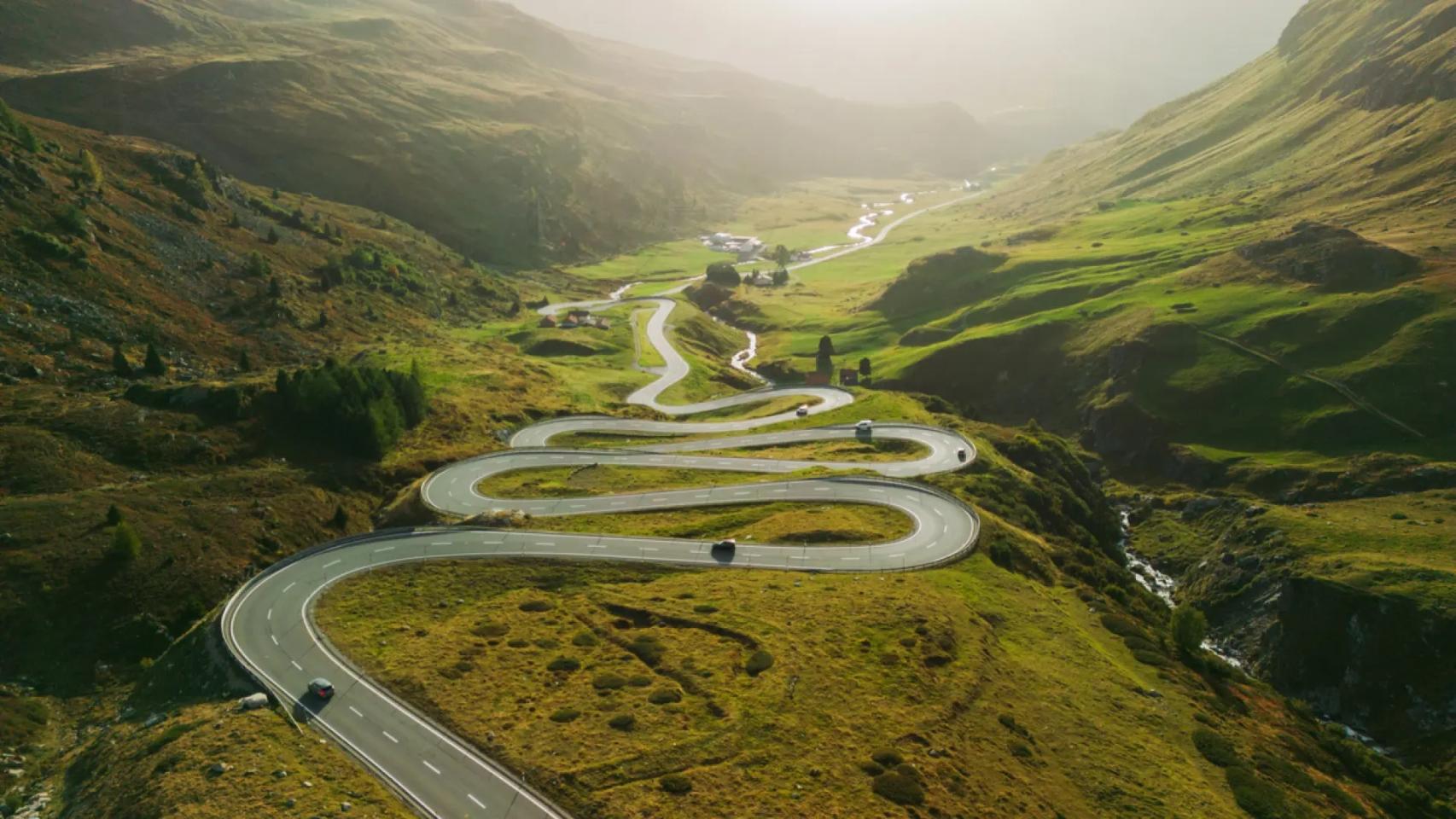 Carreteras con curvas / IStock