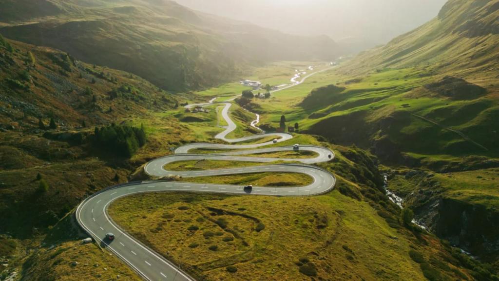 Carreteras con curvas / IStock
