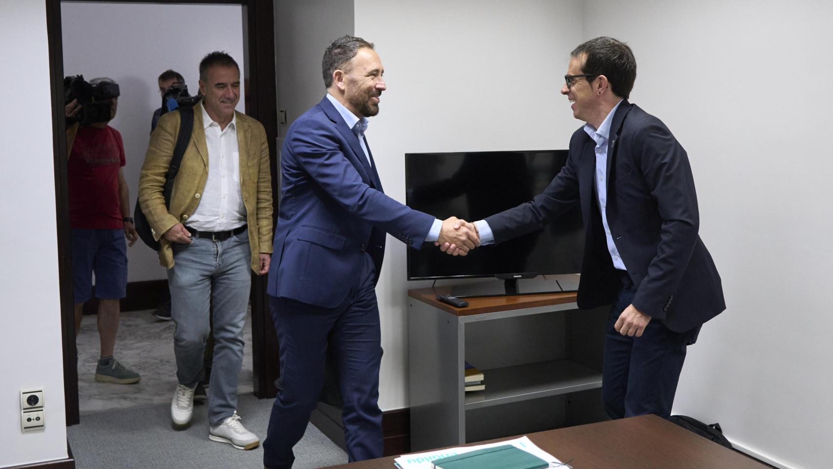 El consejero de Vivienda, Denis Itxaso, y el portavoz de EH Bildu, Pello Otxandiano