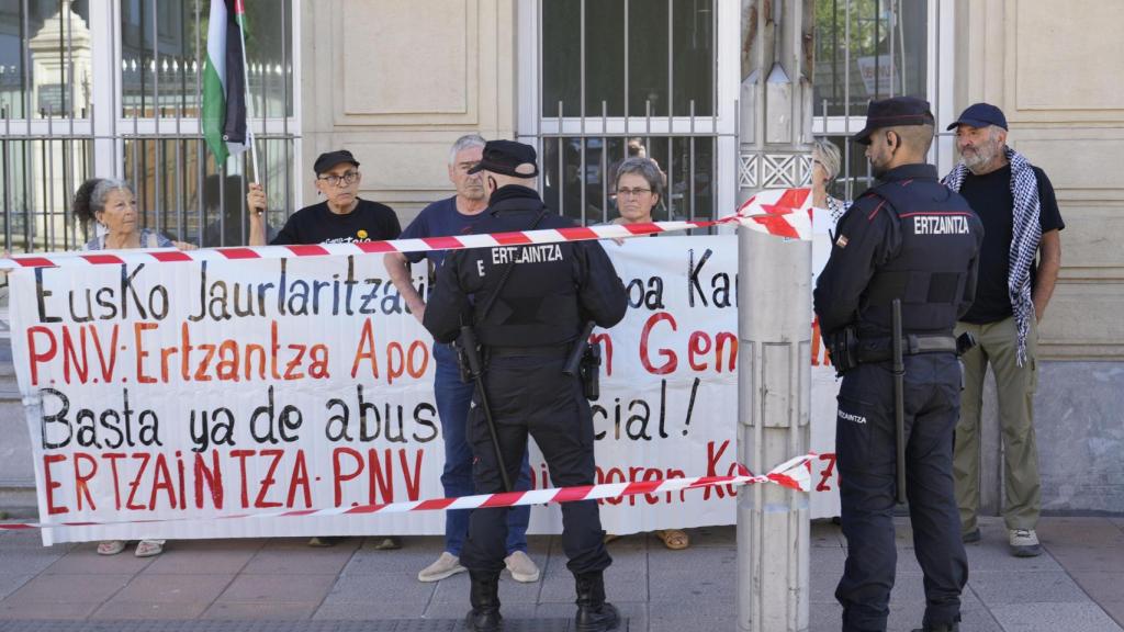 Protestas frente al Parlamento vasco para denunciar la complicidad del PNV y la Ertzaintza con el sionismo