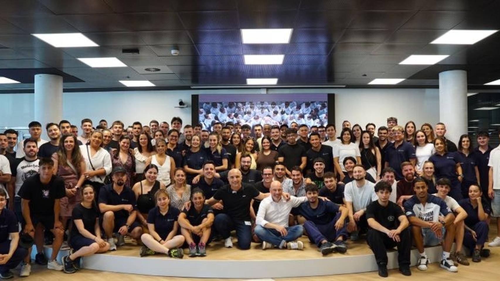 El director general de Mercedes Vitoria, Bernd Krottmayer, junto a los nuevos empleados