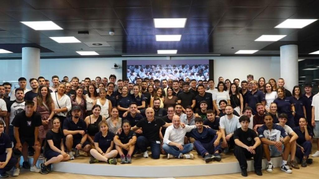 El director general de Mercedes Vitoria, Bernd Krottmayer, junto a los nuevos empleados