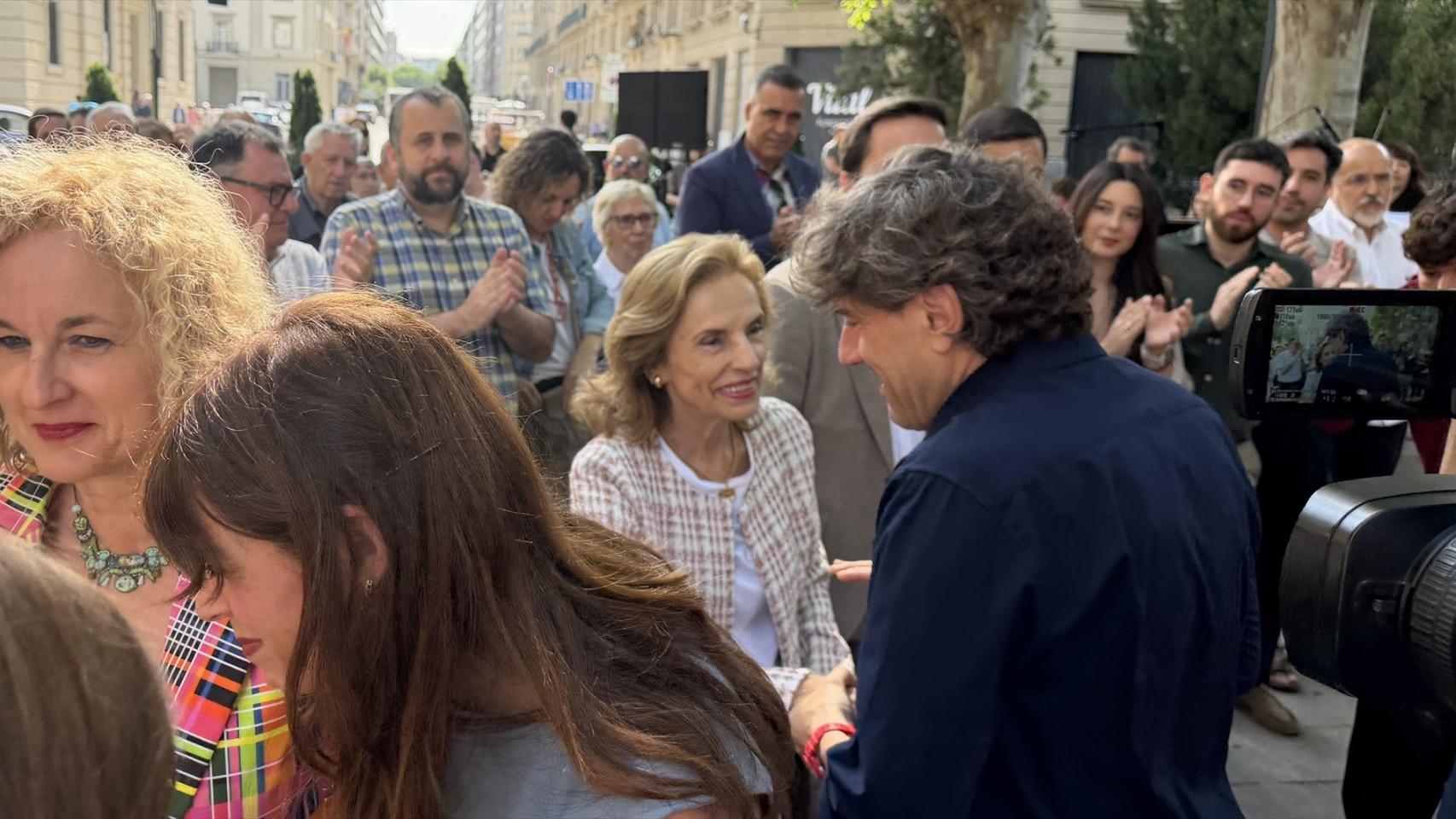 El secretario general del PSE, Eneko Andueza, con la viuda de Fernando Buesa, Natividad Rodríguez, en el acto conmemorativo del 80 aniversario del nacimiento del que fue dirigente socialista