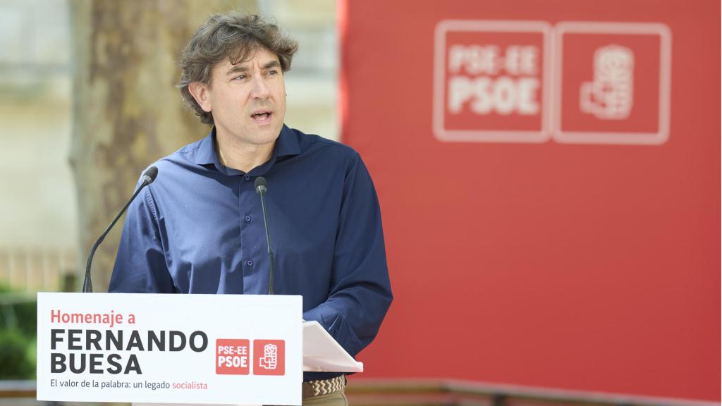 El Secretario general del PSE, Eneko Andueza, interviene durante el acto del 80.º aniversario del nacimiento de Fernando Buesa