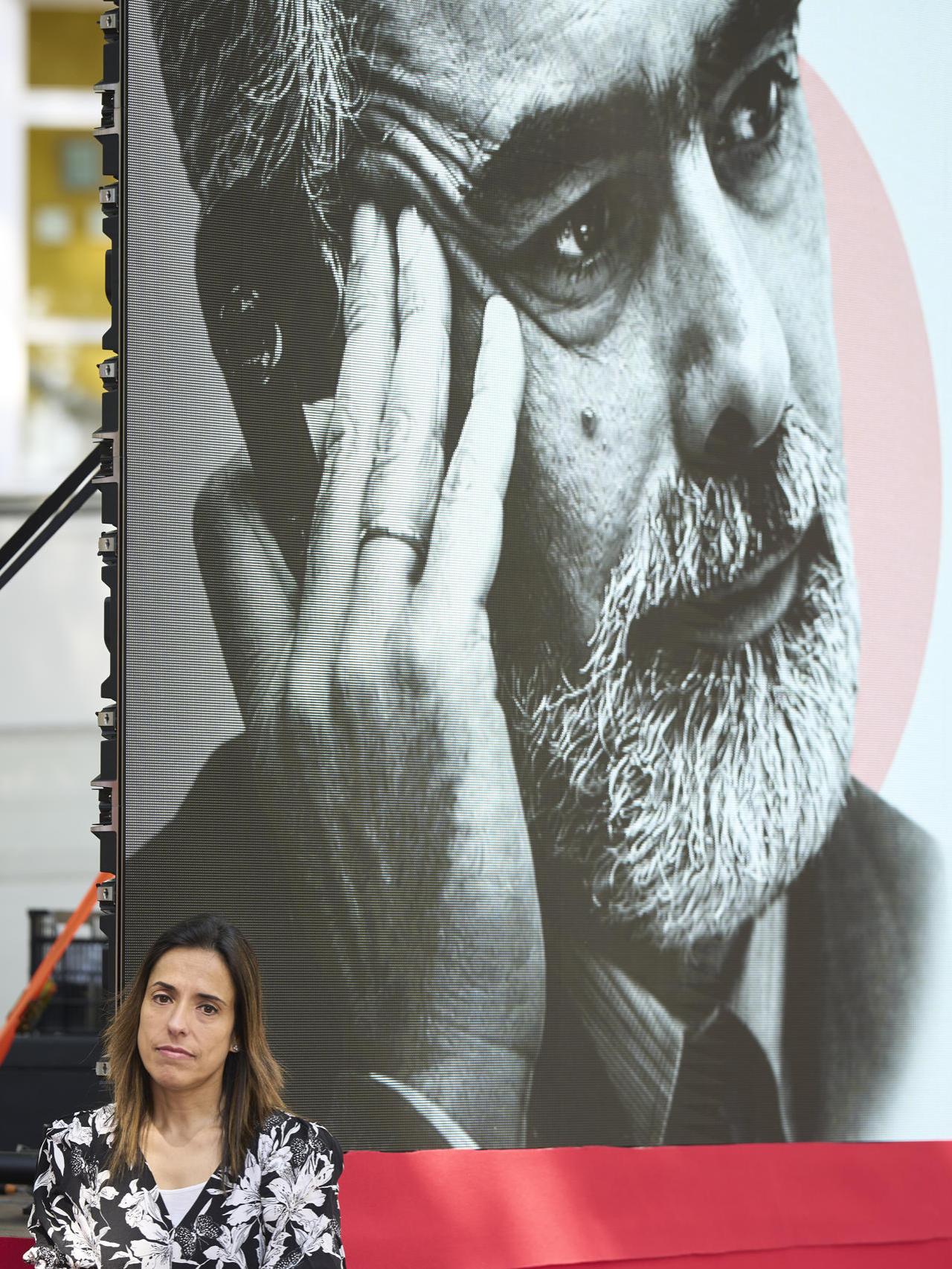 Sara Buesa, hija de Fernando Buesa, durante el homenaje a Fernando Buesa por el 80.º de su nacimiento