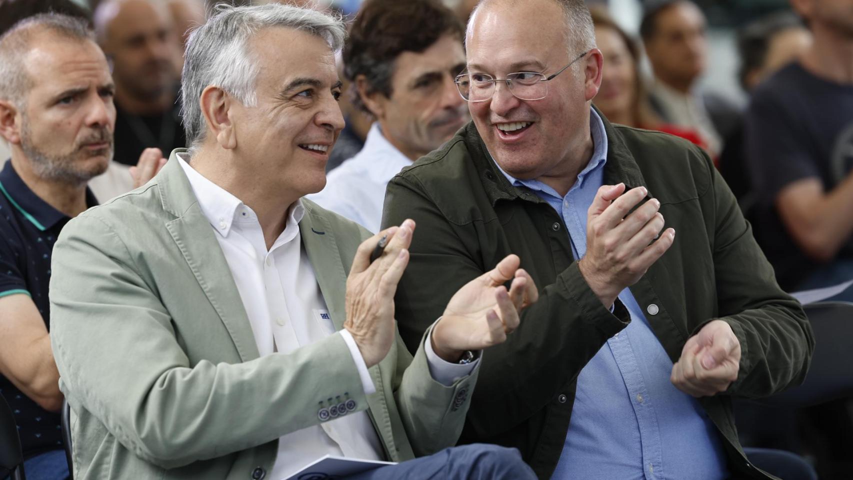El secretario general del PP, Miguel Tellado, y el presidente de la formación en Euskadi, Javier de Andrés, a 30 de mayo de 2026 