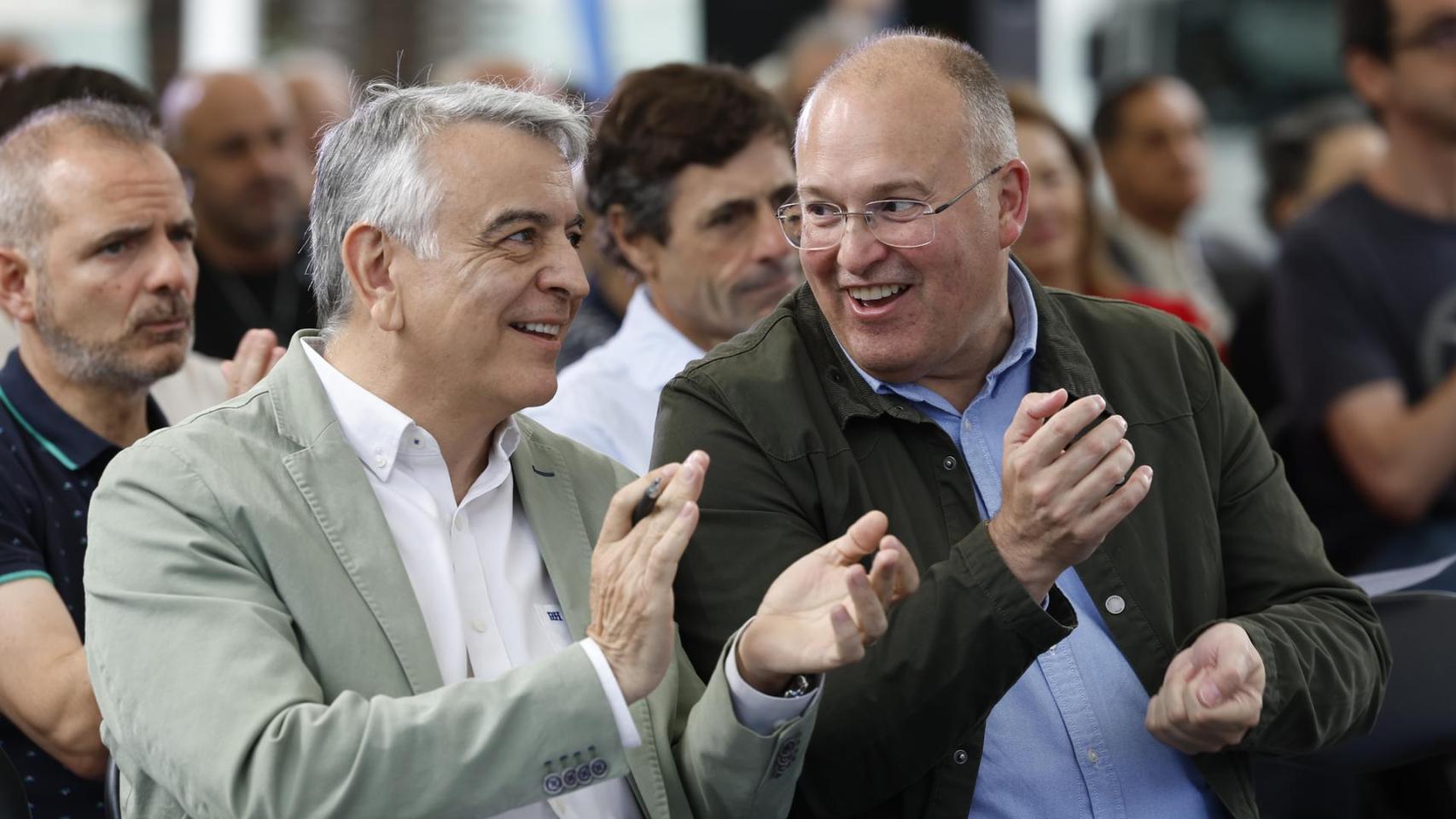 El secretario general del PP, Miguel Tellado, y el presidente de la formación en Euskadi, Javier de Andrés, a 30 de mayo de 2026 