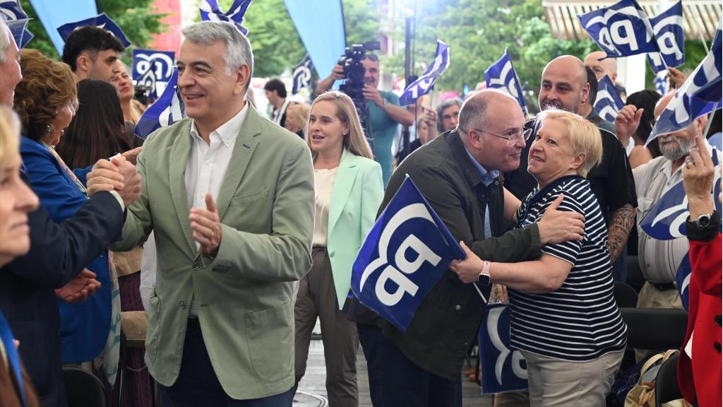 Javier de Andrés y Miguel Tellado saludan a las personas asistentes al acto del PP en Bilbao, a 30 de mayo de 2026