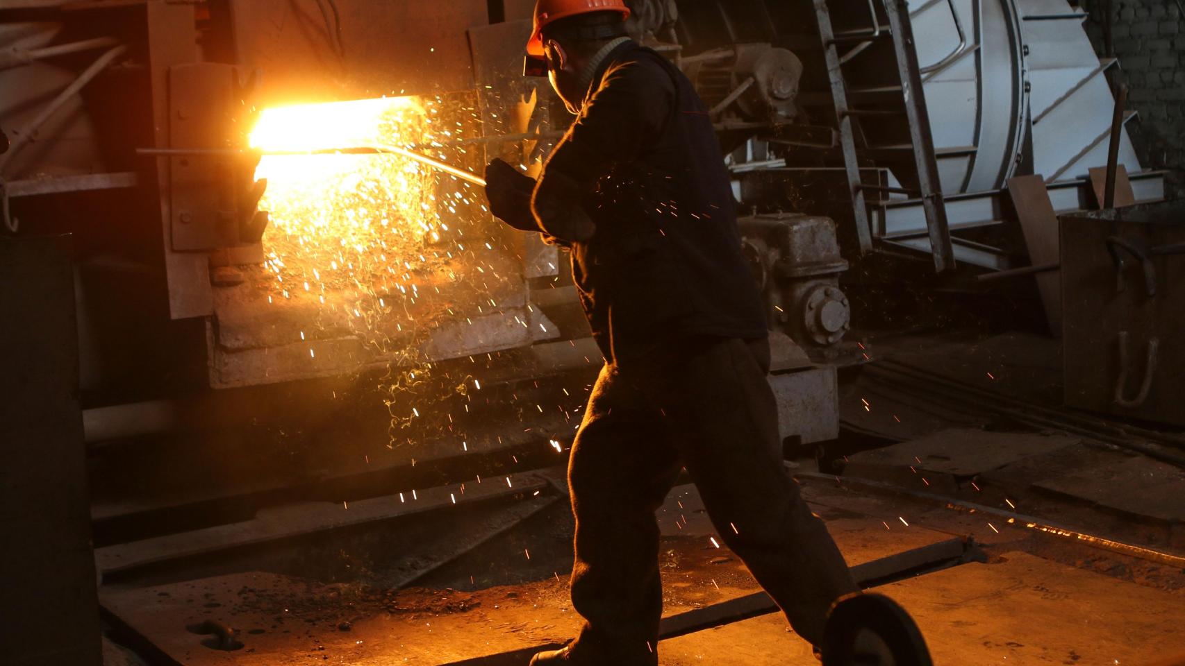 Un trabajador en siderurgia. 