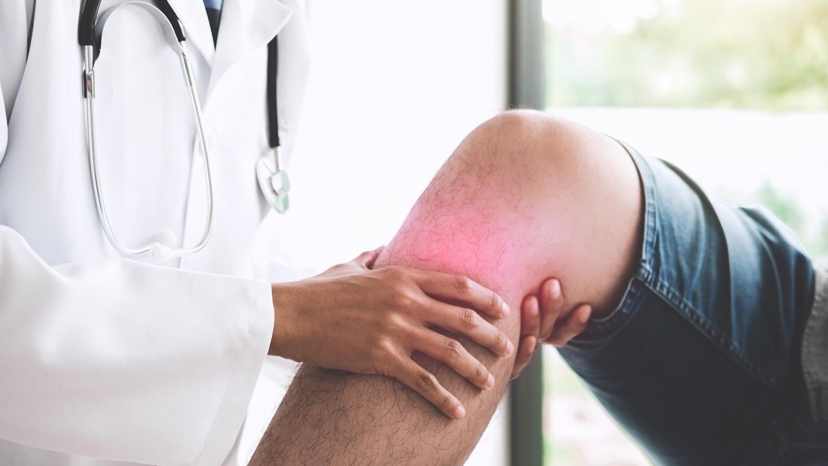 Un especialista examina una rodilla lesionada
