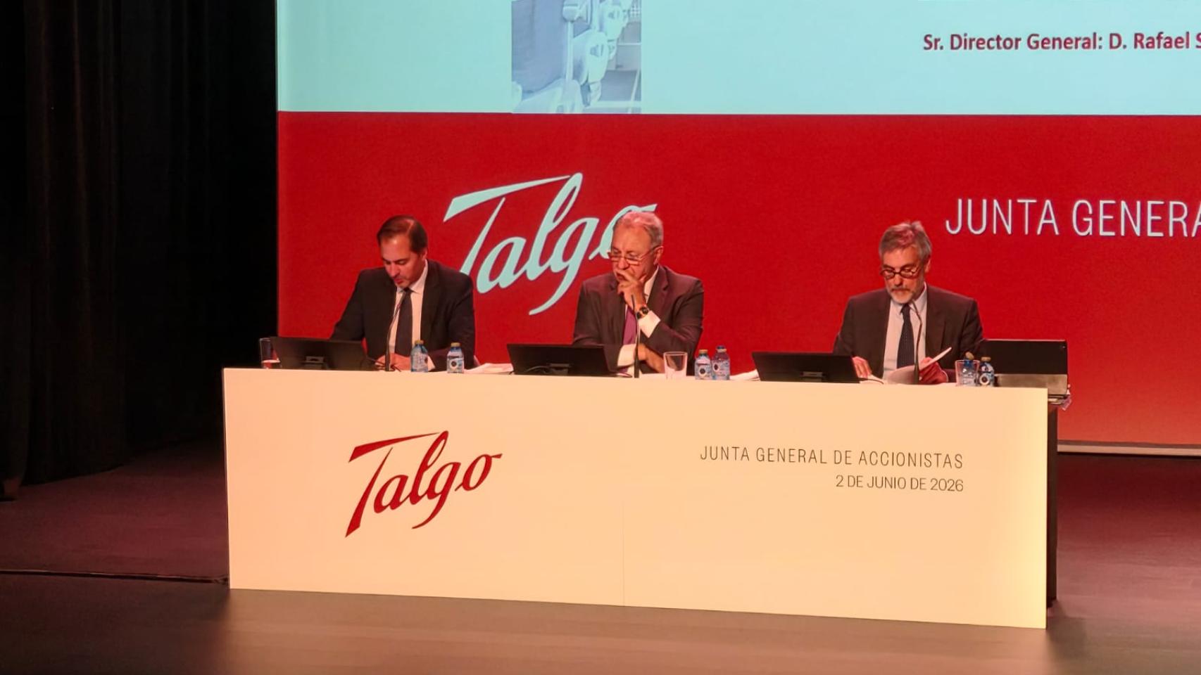 Rafael Sterling (i) y José Antonio Jainaga (c) y Francisco Javier Gómez (d), durante la Junta General de Accionistas.