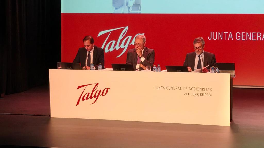 Rafael Sterling (i) y José Antonio Jainaga (c), durante la Junta General de Accionistas.