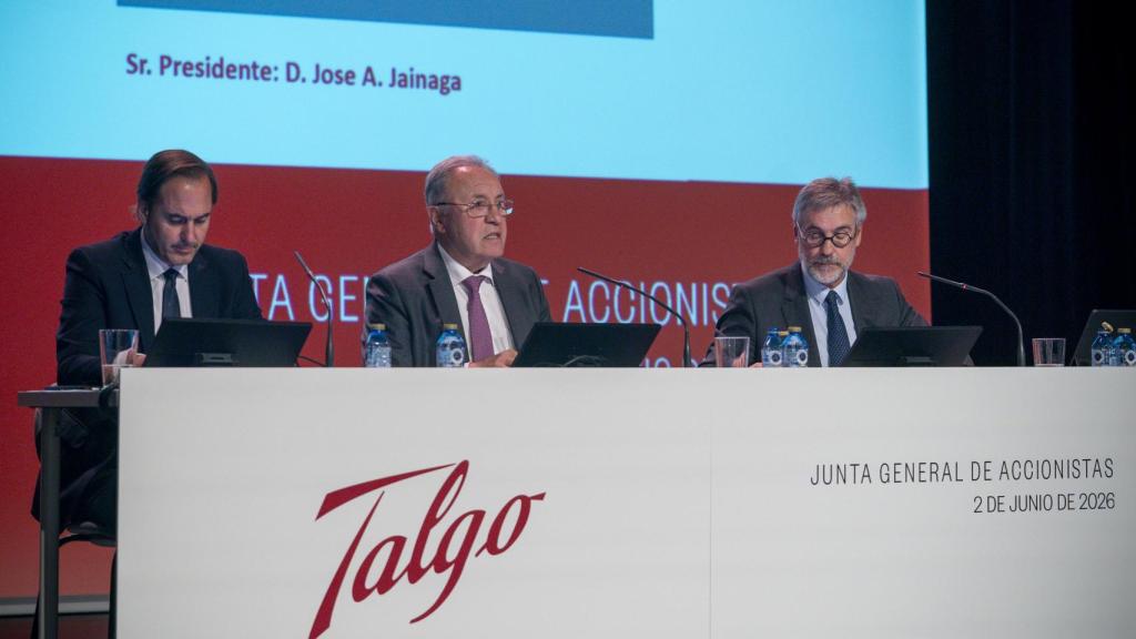 Rafael Sterling (i) y José Antonio Jainaga (c) y Francisco Javier Gómez (d), durante la Junta General de Accionistas.