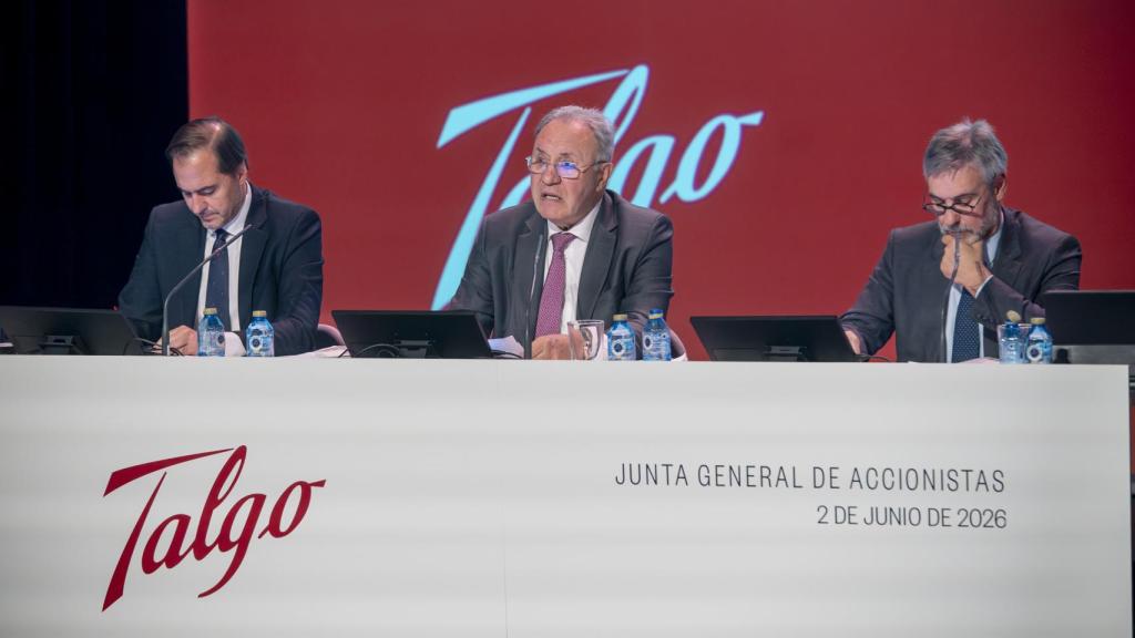 Rafael Sterling (i) y José Antonio Jainaga (c) y Francisco Javier Gómez (d), durante la Junta General de Accionistas.