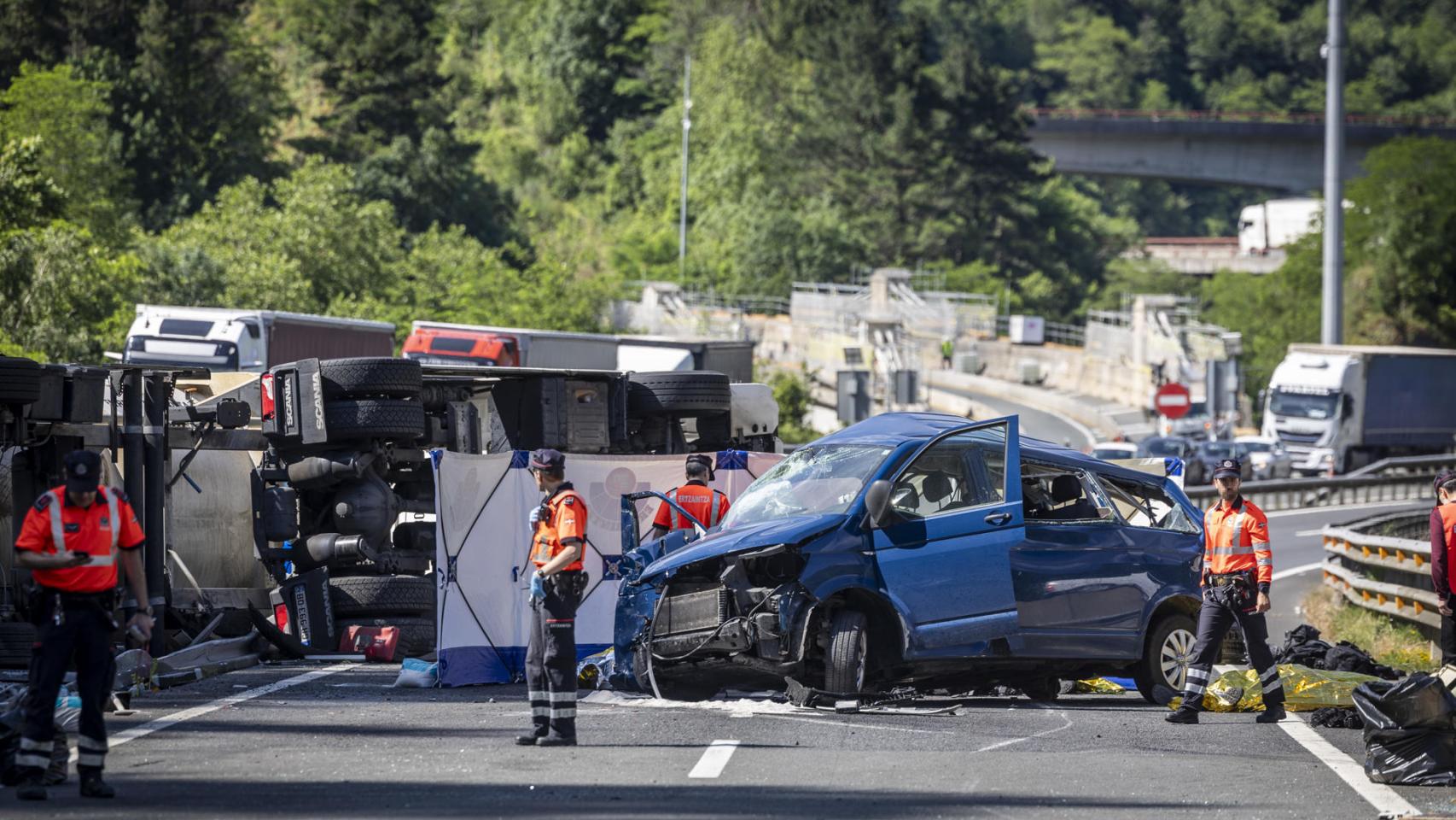 Accidente de la AP-8 en Elgoibar entre un camión y una furgoneta EFE/Javier Etxezarreta