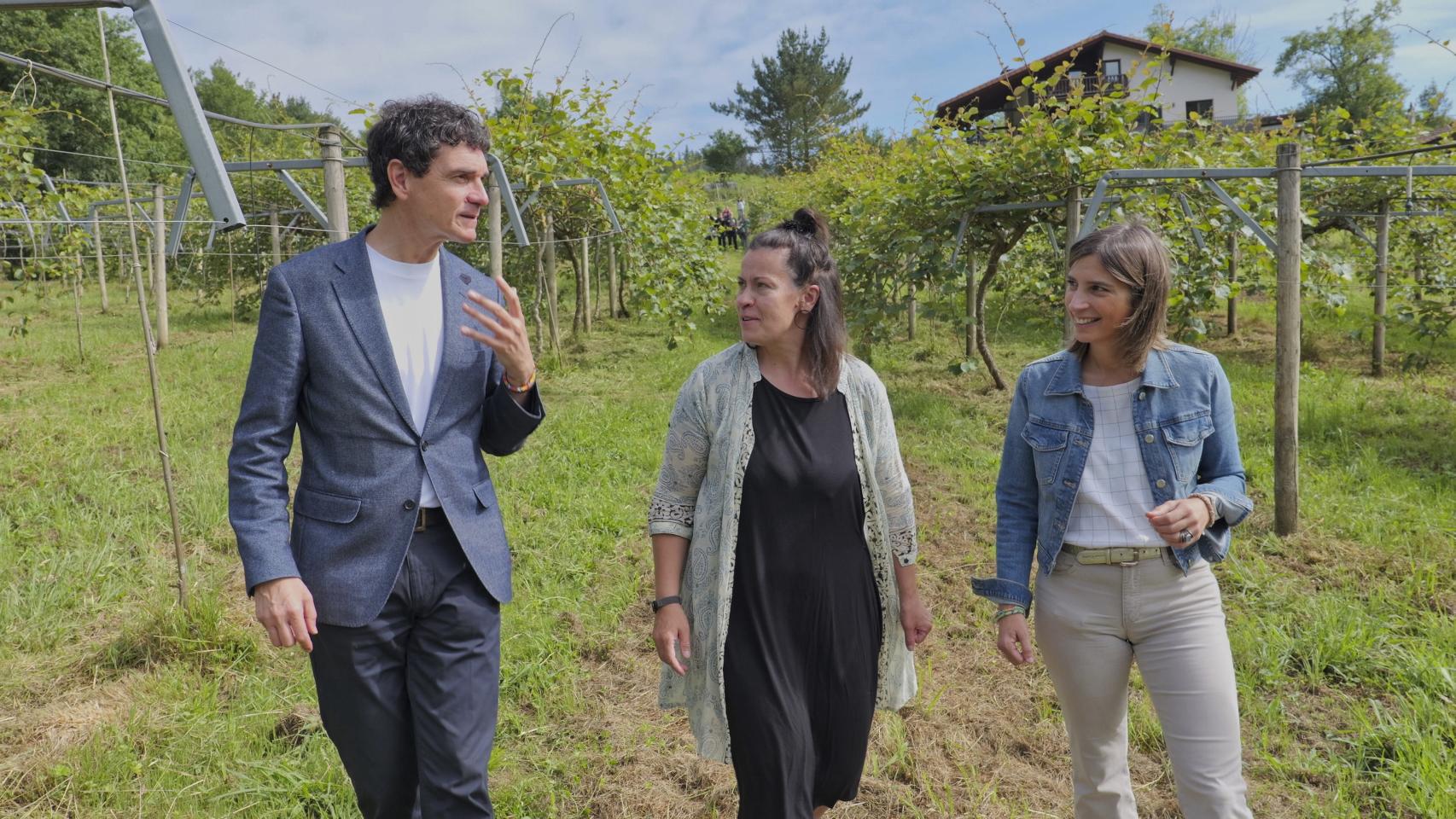 Unai Rementeria junto a Urtza Sarrionandia y Edurtzeta Atutxa en Uxarbeiti Baserria en la localidad vizcaína de Igorre.