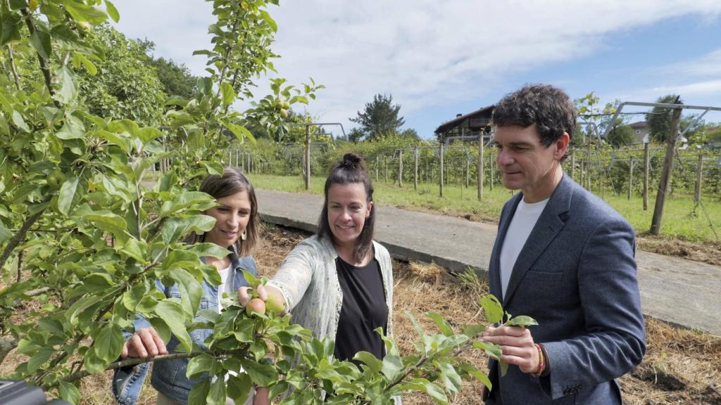 Unai Rementeria junto a Urtza Sarrionandia y Edurtzeta Atutxa en Uxarbeiti Baserria en la localidad vizcaína de Igorre.
