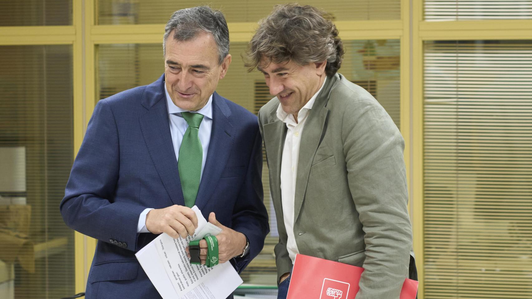 El presidente del PNV, Aitor Esteban, y el secretario general del PSE-EE, Eneko Andueza