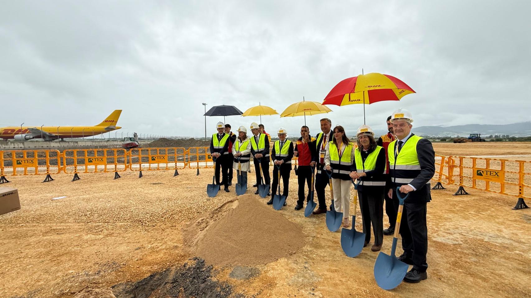 DHL Express celebra el inicio de las obras de construcción de su nuevo hangar de mantenimiento en el aeropuerto de Vitoria