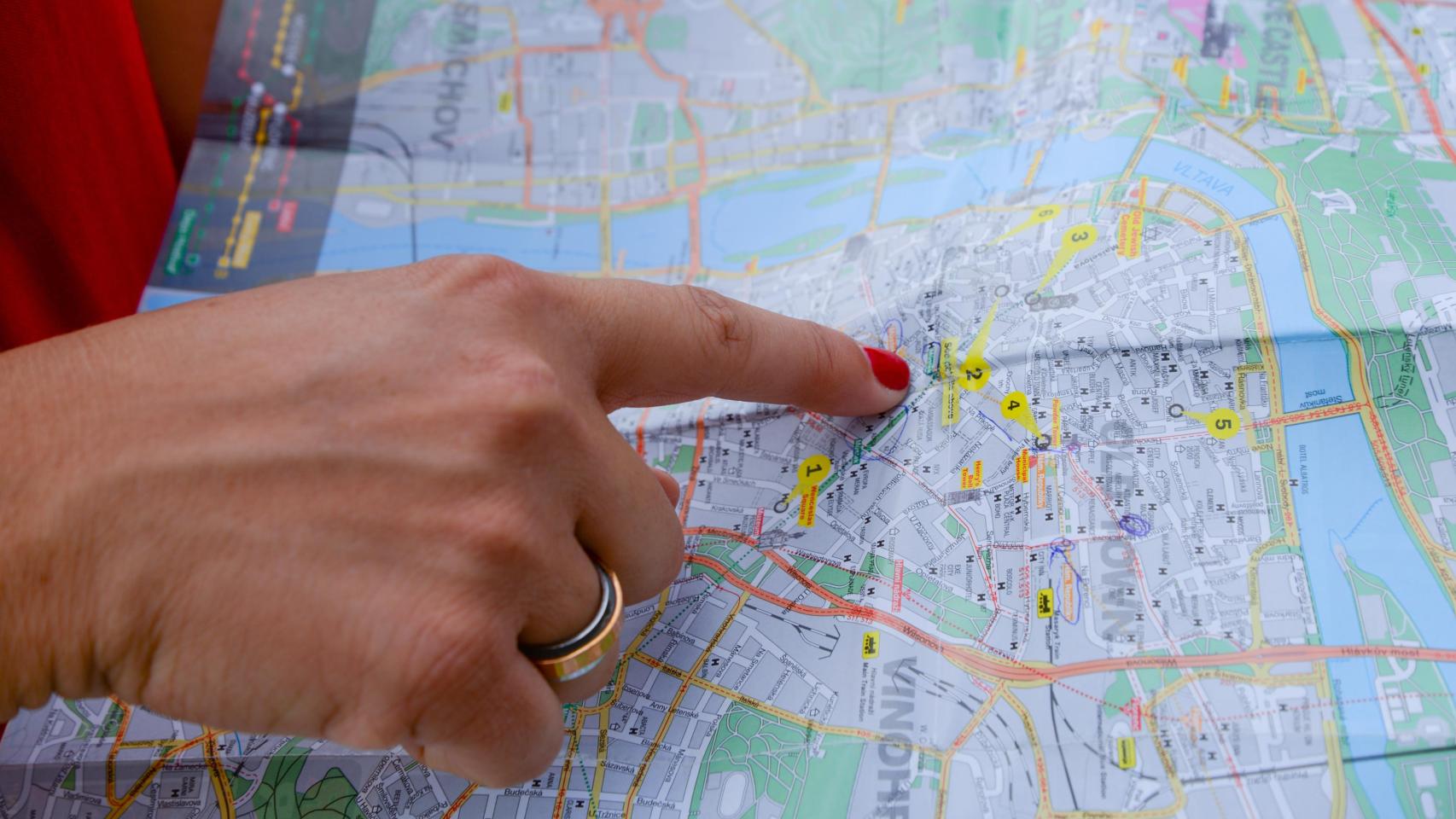Una turista consultando un mapa