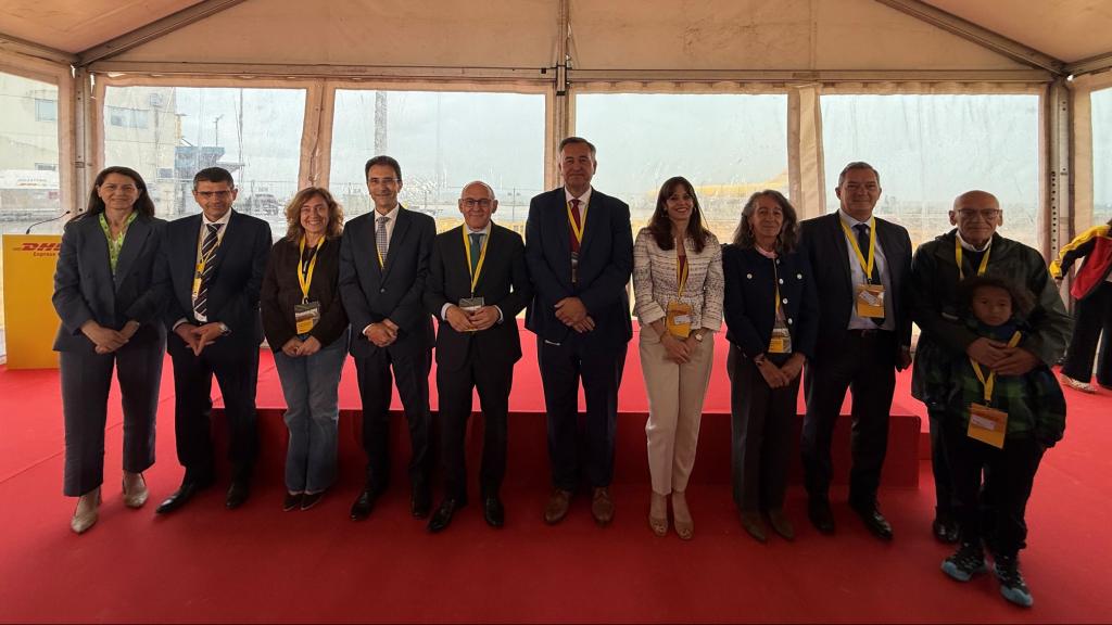 Elena Mayoral, directora general de aeropuertos de AENA; Tomás Holgado, vicepresidente de Aviación de DHL Express España; Susana García, consejera de Movilidad Sostenible del Gobierno Vasco; Miguel Borrás, director general de DHL Express España; Ramiro González, Diputado General de Álava; Markus Otto, vicepresidente senior de DHL Aviation Europe; Maider Etxebarria, alcaldesa de Vitoria-Gasteiz; Marisol Garmendia, delegada del Gobierno en Euskadi; Jesús Sanchez, vicepresidente senior de Hubs de DHL Express Europa; Gregorio Rojo, presidente de la Cámara de Álava, y un niño que ha cerrado la urna de primera piedra como símbolo de que el hangar será un proyecto que disfrutarán las futuras generaciones.