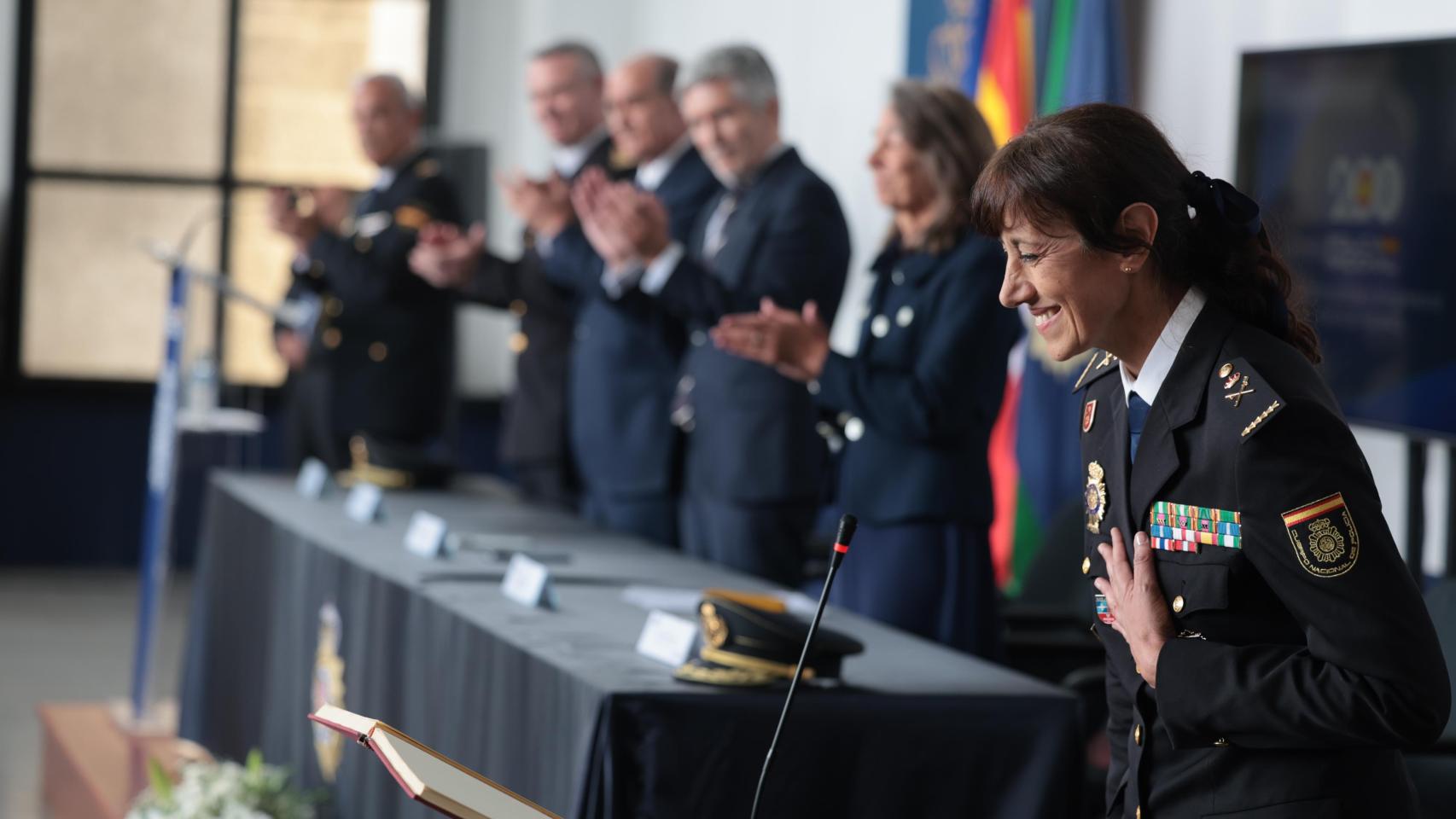  La comisaria principal María Teresa Herráez García (d), durante el acto de su toma de posesión como jefa superior de Policía del País Vasco, este viernes en Basauri (Bizkaia).