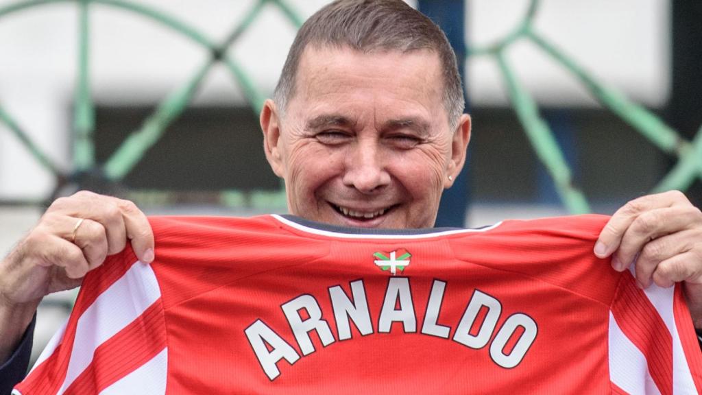 El secretario general de EH Bildu, Arnaldo Otegi, muestra una camiseta del Athletic Club de Bilbao con un mapa de Euskal Herria con una ikurriña que incluye Navarra, antes de intervenir en una jornada dirigida a su militancia con el lema “Bat Egin Eguna” organizada este sábado en Bilbao.