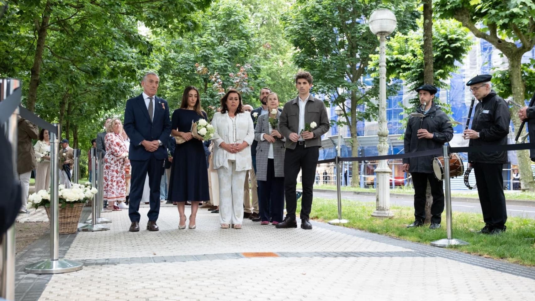 San Sebastián coloca una placa en memoria de Luis García Lozano, asesinado por ETA en 1991