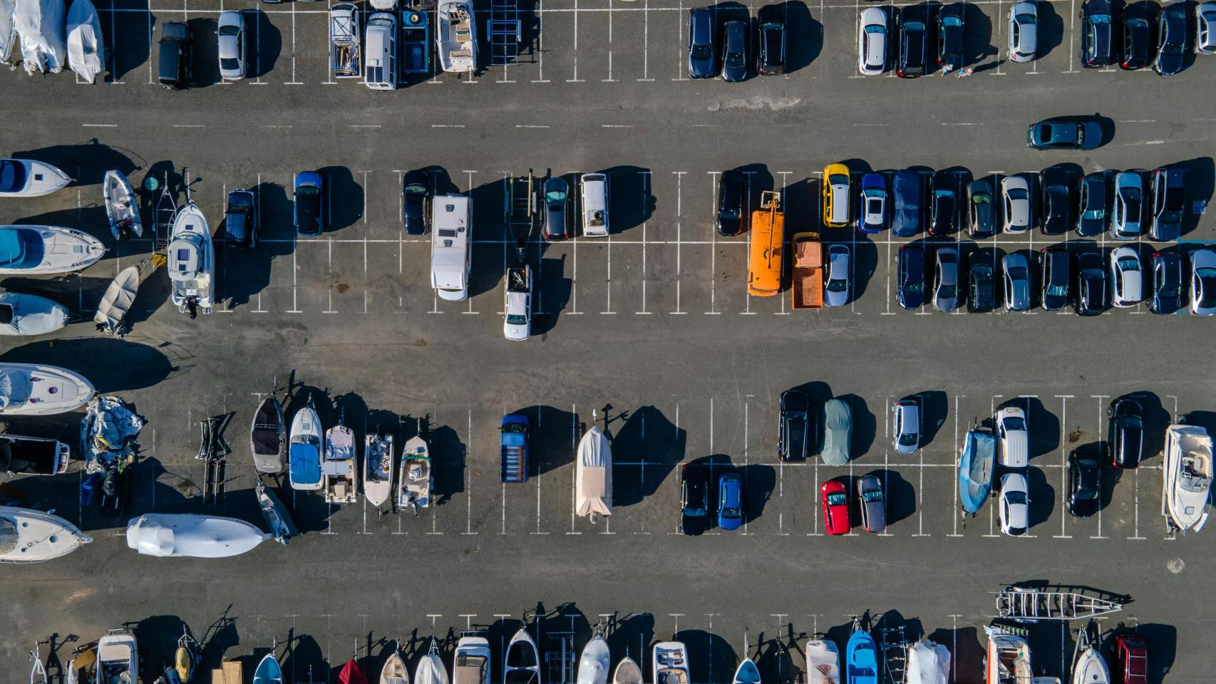 Imagen de un aparcamiento repleto de coches. 