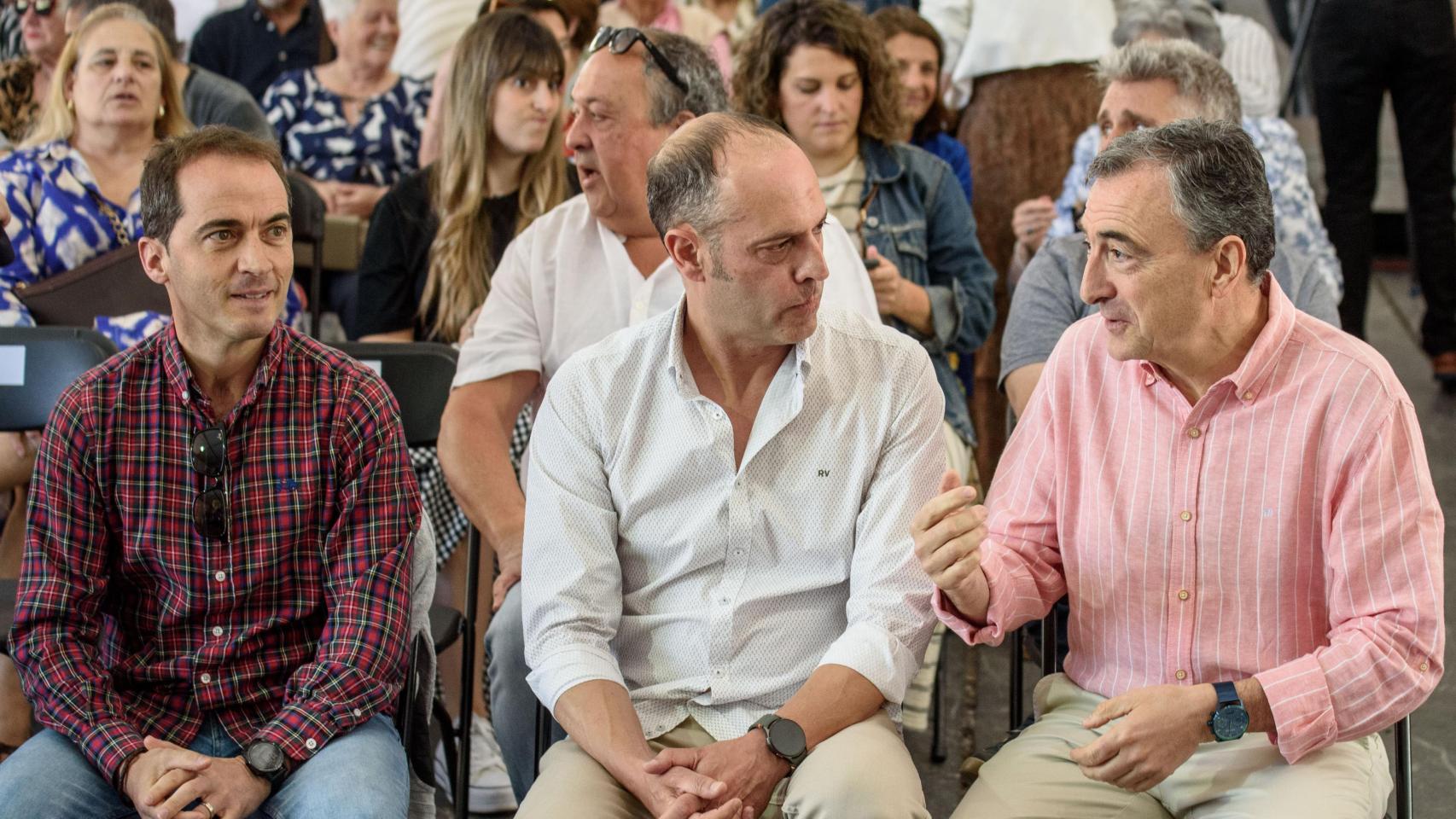 El presidente del PNV, Aitor Esteban, el candidato a la alcaldía de Galdakao, Javier Zorrriqueta, y el presidente del PNV en Bizkaia, Iñigo Ansola, en la celebración del Alderdikide Eguna 