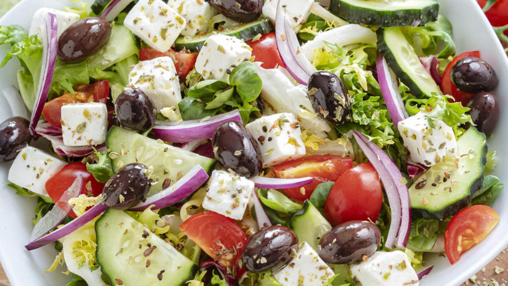 Un plato de ensalada griega. 