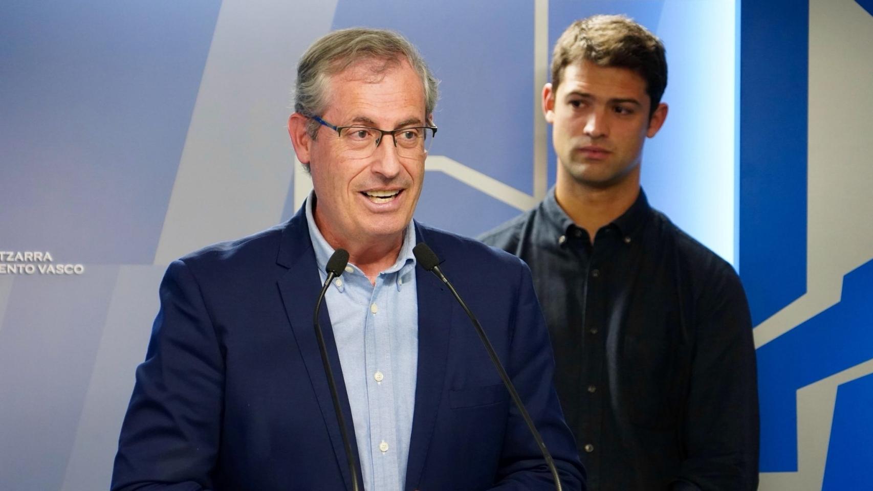 El parlamentario y responsable de Euskera del EBB del PNV, Markel Olano, y el portavoz parlamentario jeltzale, Joseba Díez Antxustegi