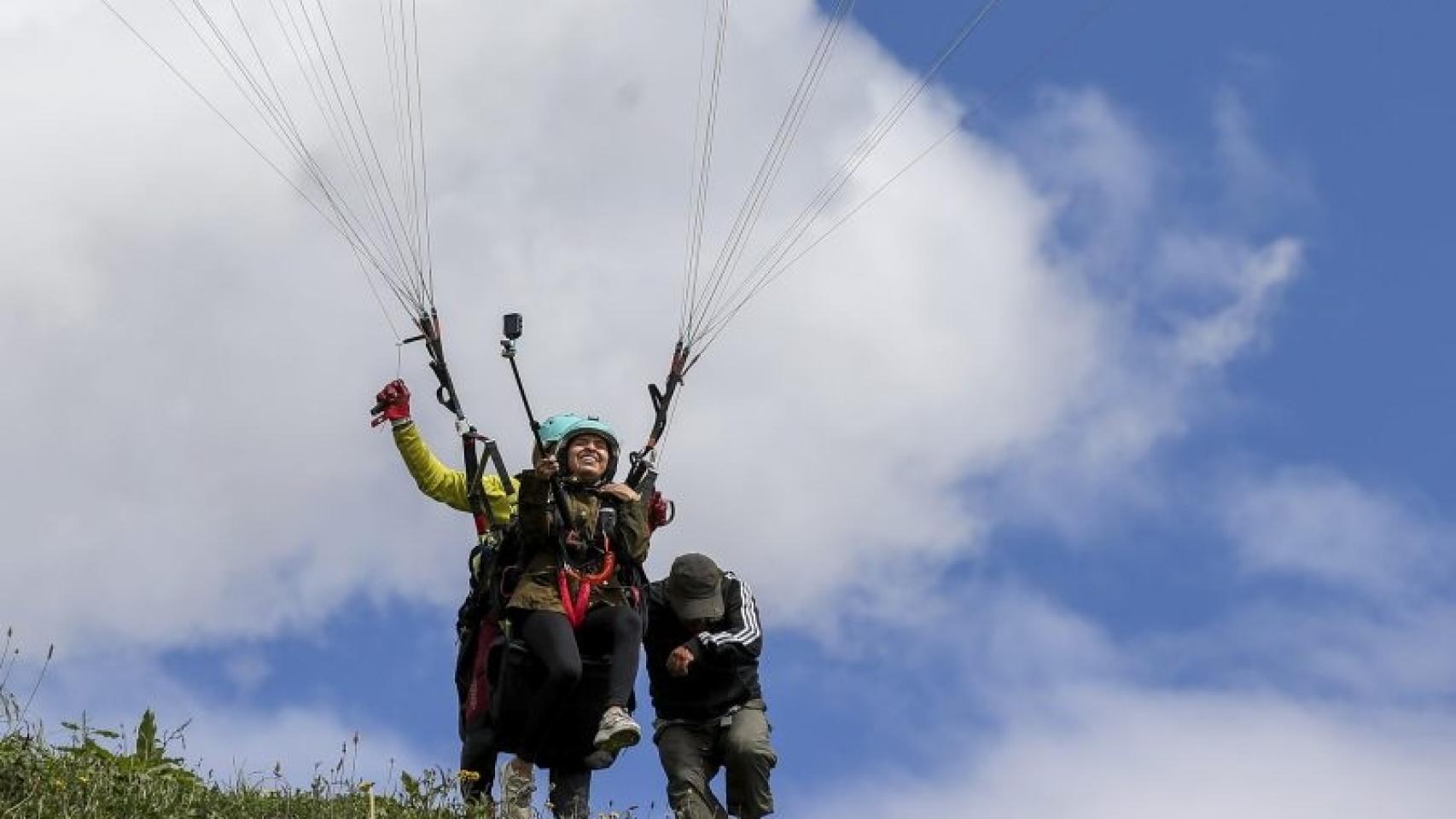 Personas haciendo parapente