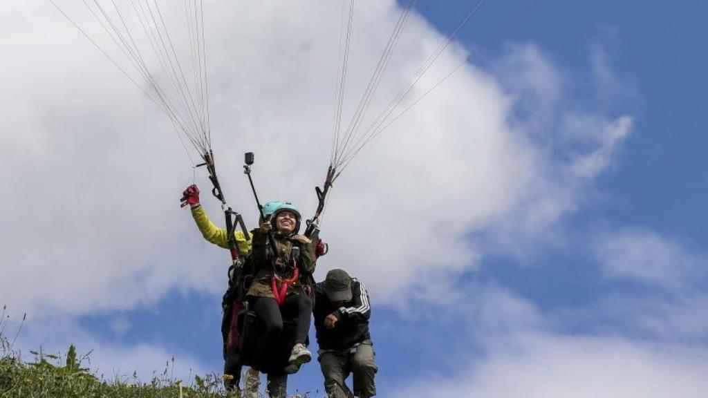 Personas haciendo parapente