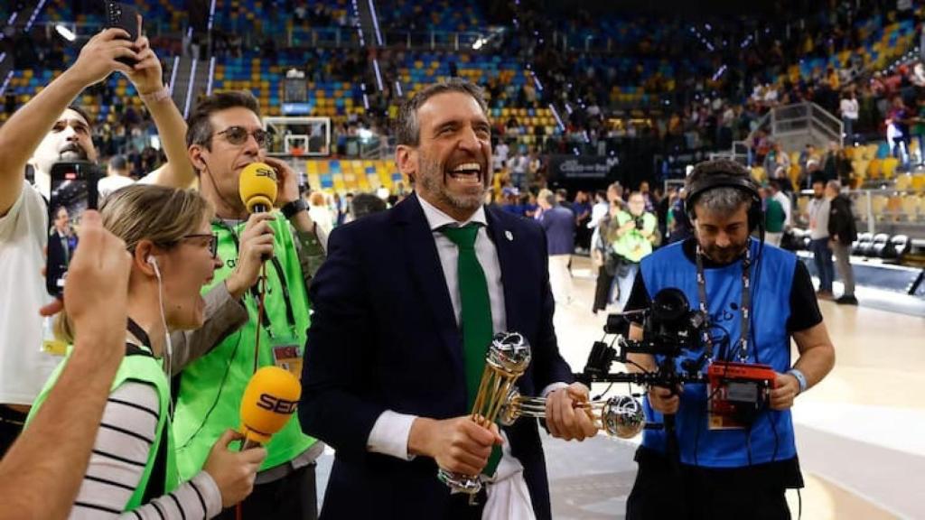 Ibon Navarro celebra un título como técnico del Unicaja.