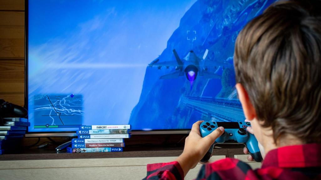 Un joven juega a la Play Station