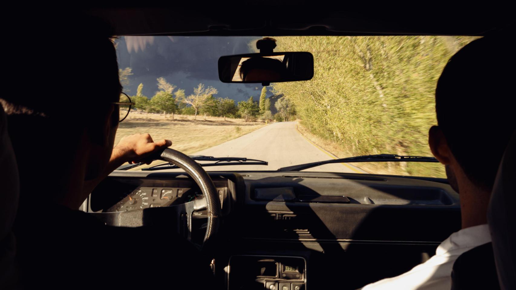 Una persona conduciendo y su copiloto 
