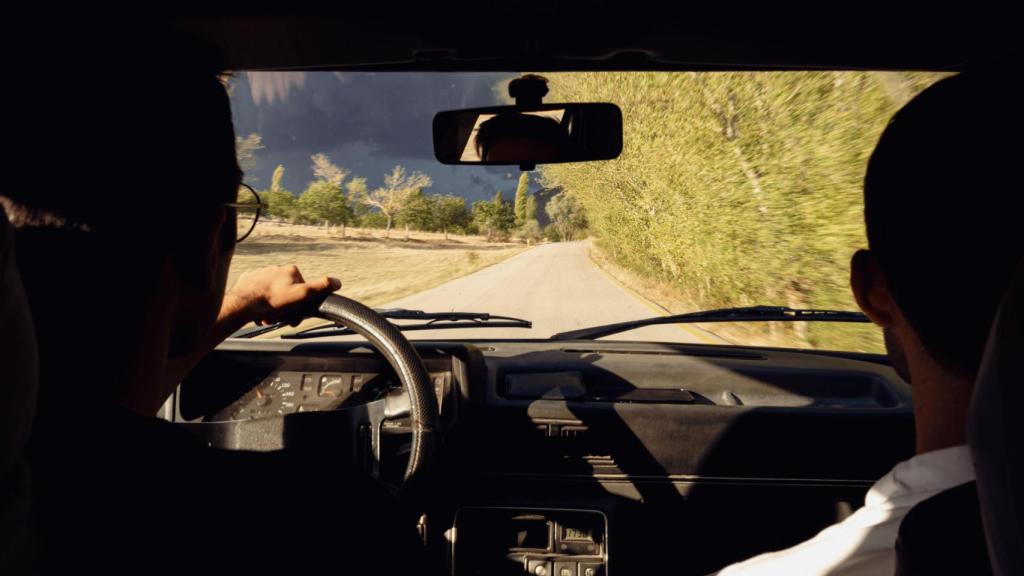 Una persona conduciendo y su copiloto 