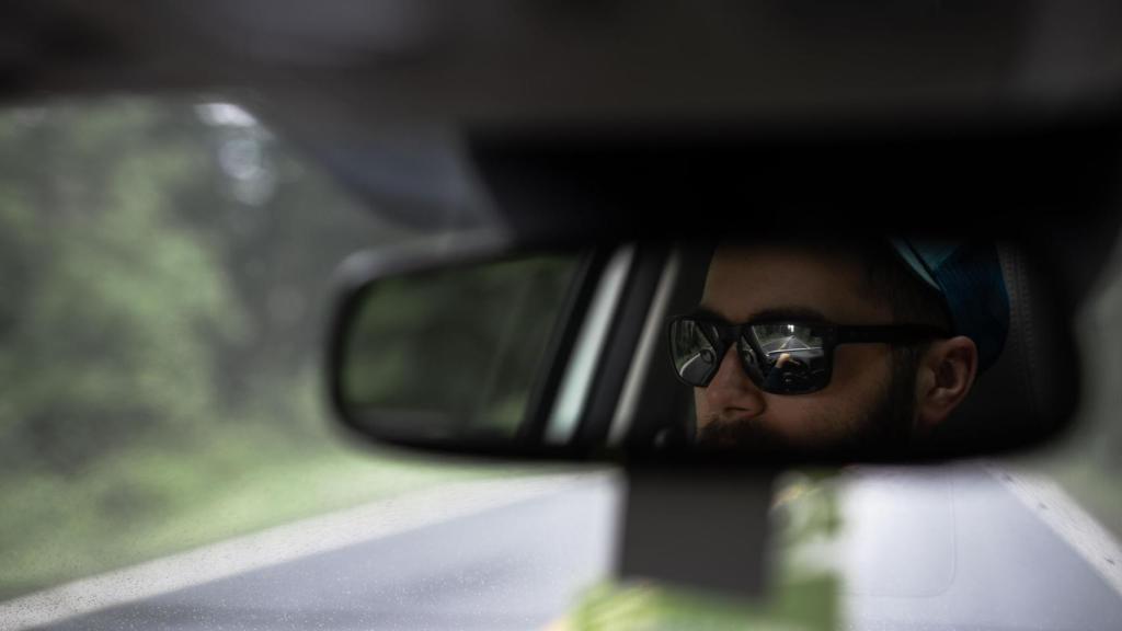 Un conductor con gafas