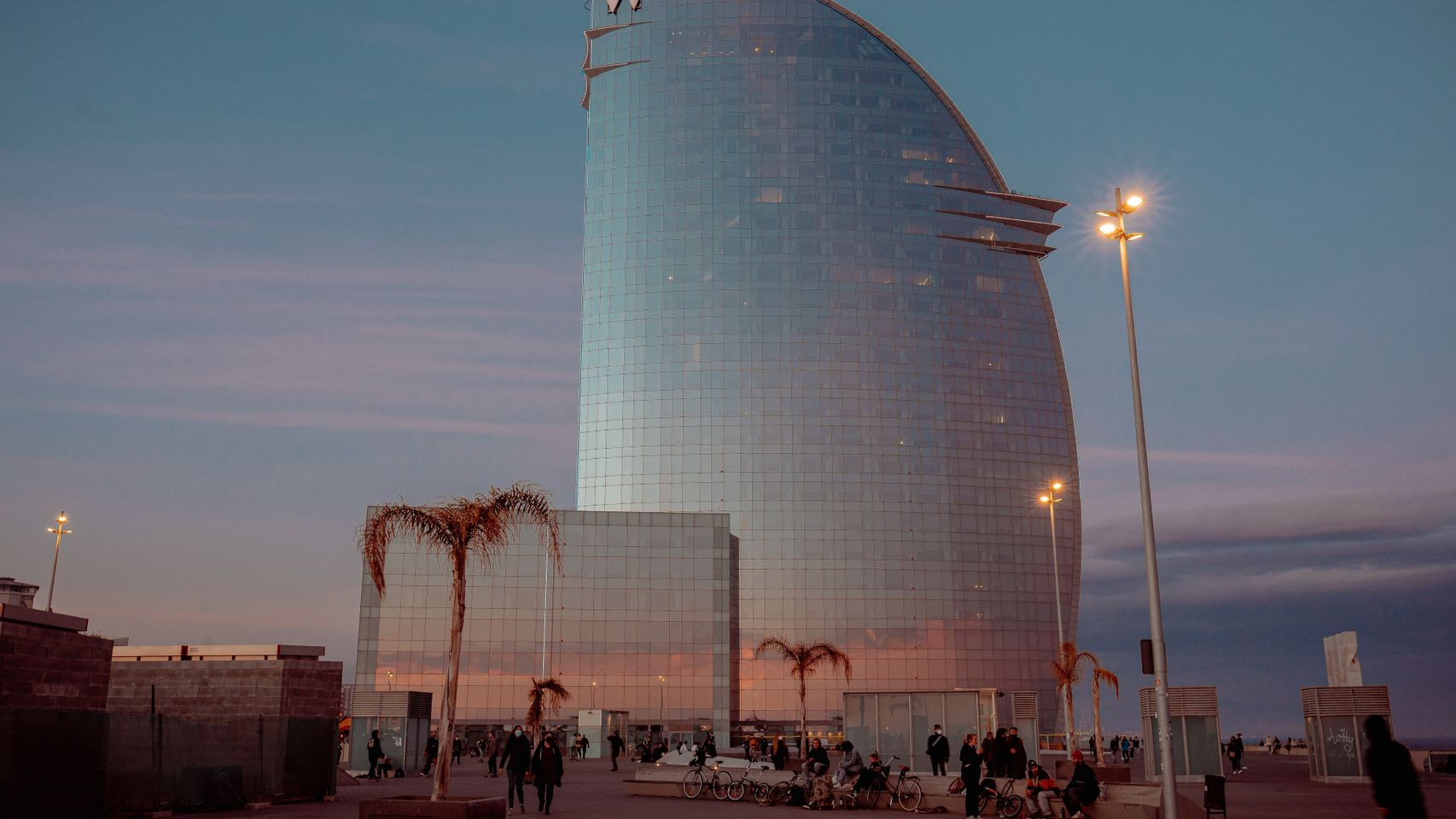 Amanecer con cielos despejados en las playas de Barcelona