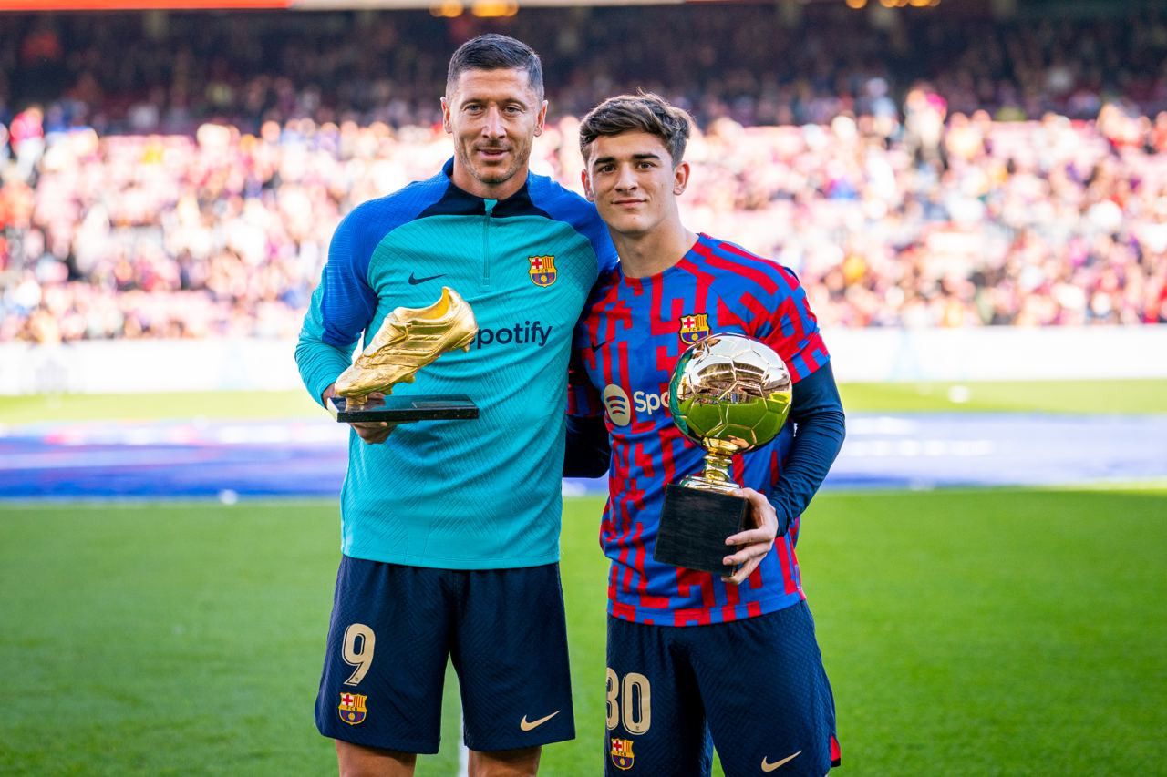 Gabi y Lewandowski, en el Camp Nou, con el Golden Boy y el Balón de Oro