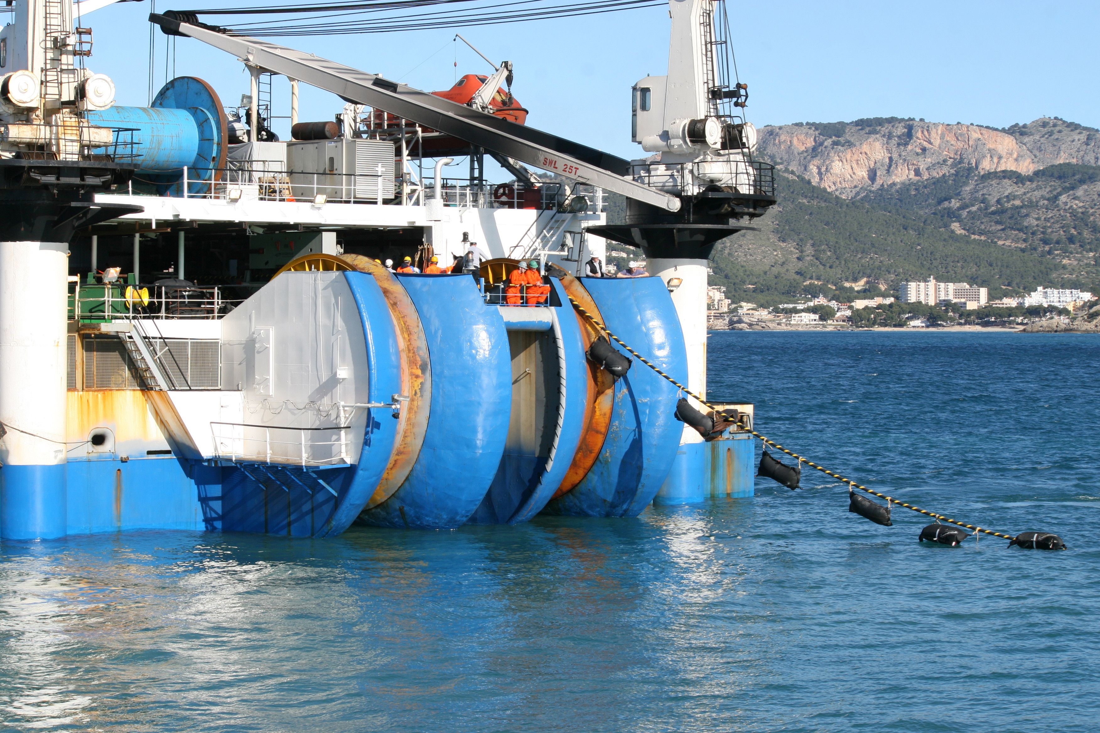 Instalación de una red de cableado eléctrico submarino por parte de Red Eléctrica / CV