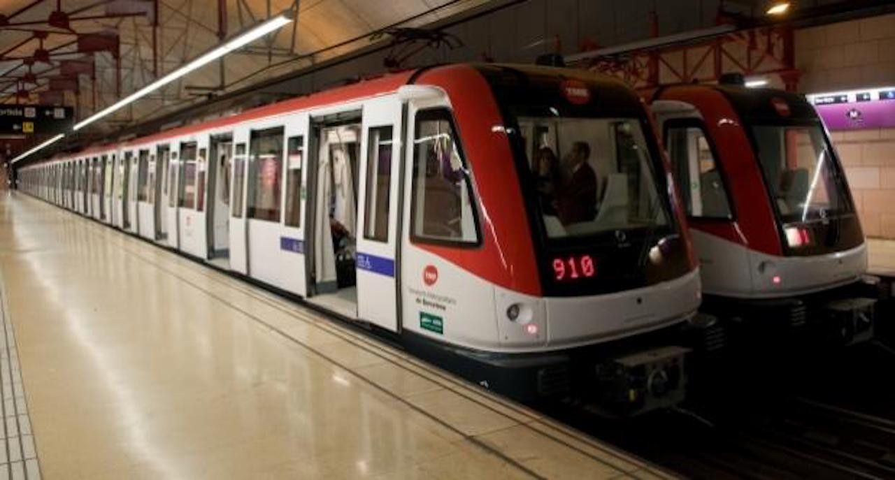 Un comboi de metro en una estació de la L2