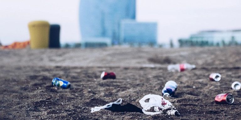 Latas y plásticos acumulados en la playa de Barcelona