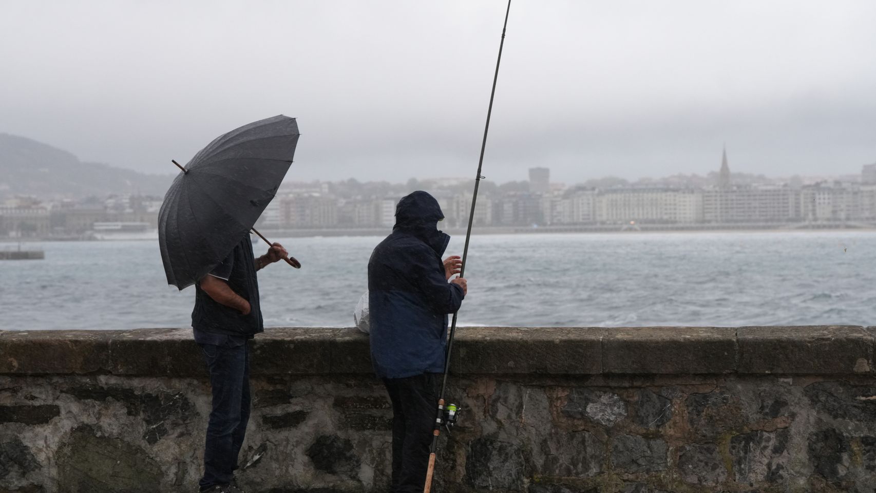 Imagen de archivo de un pescador en la costa catalana