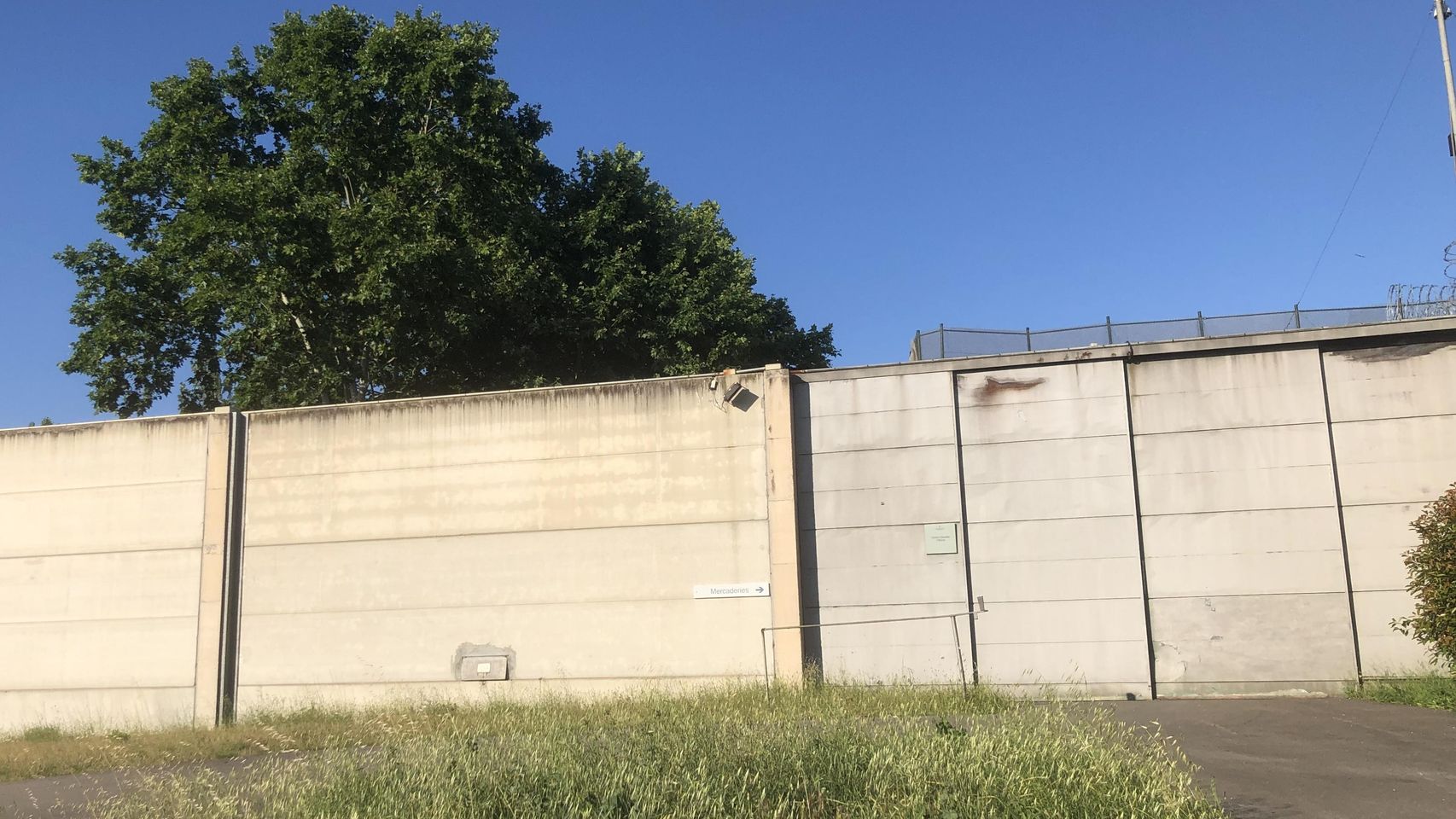Muro exterior del centro de justicia juvenil L'Alzina, en Palau-solità i Plegamans