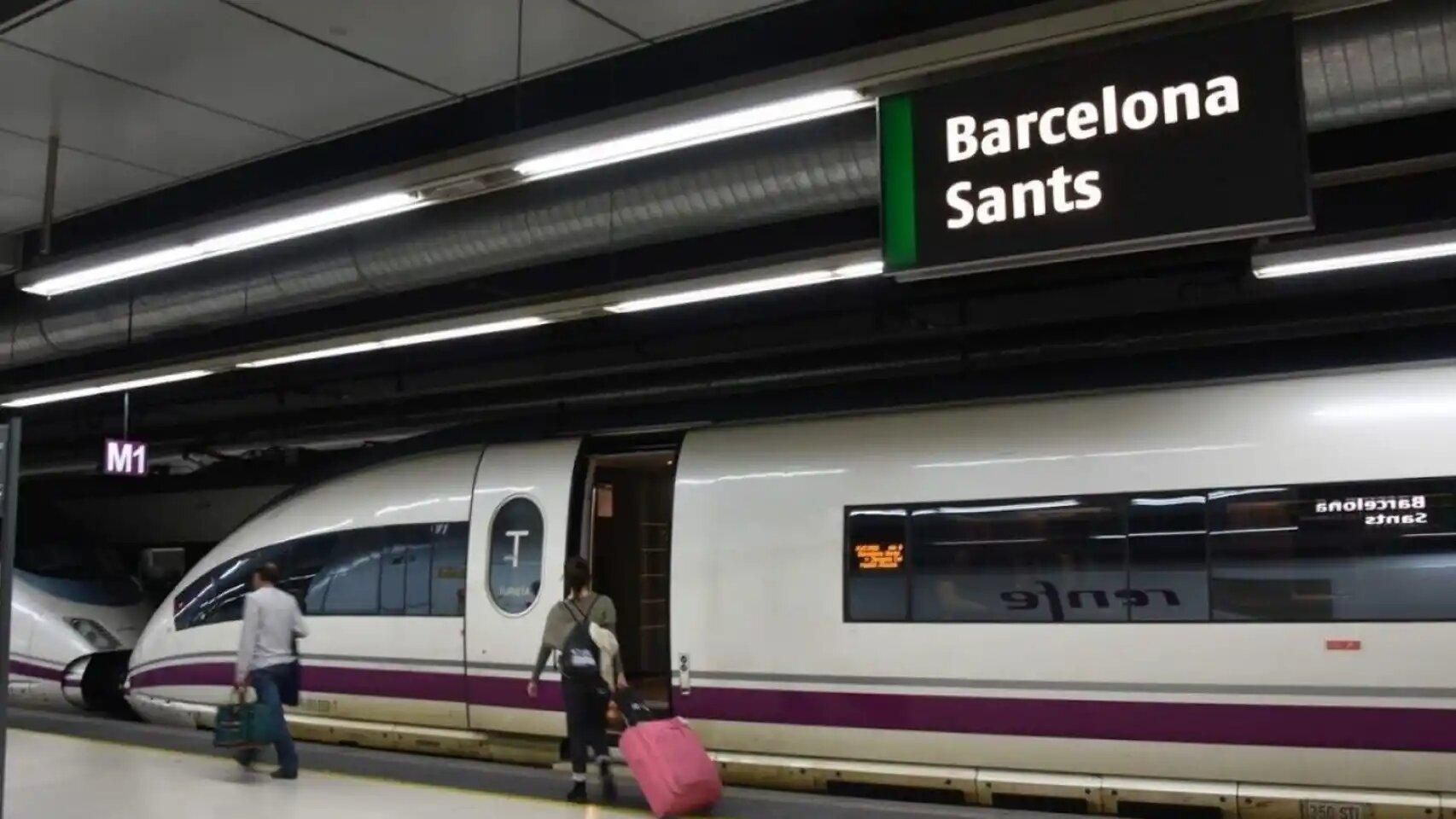 Un tren d'AVE a l'estació de Sants