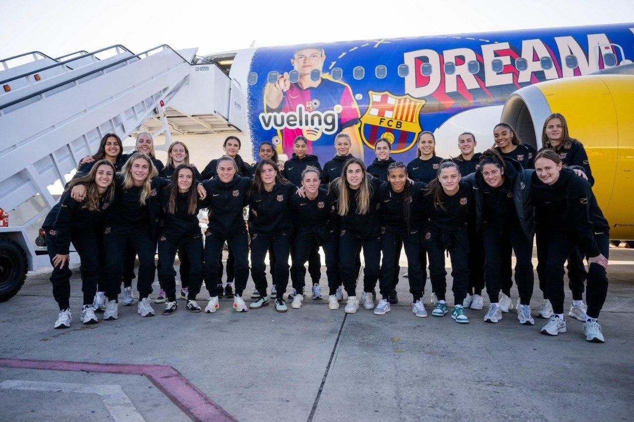 El Barça Femenino posa con su nuevo avión personalizado de Vueling