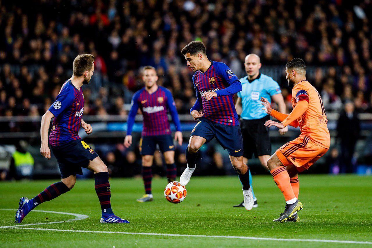 Philippe Coutinho controla un balón en la ida del Barça-Olympique de Lyon de octavos de final de la Champions League