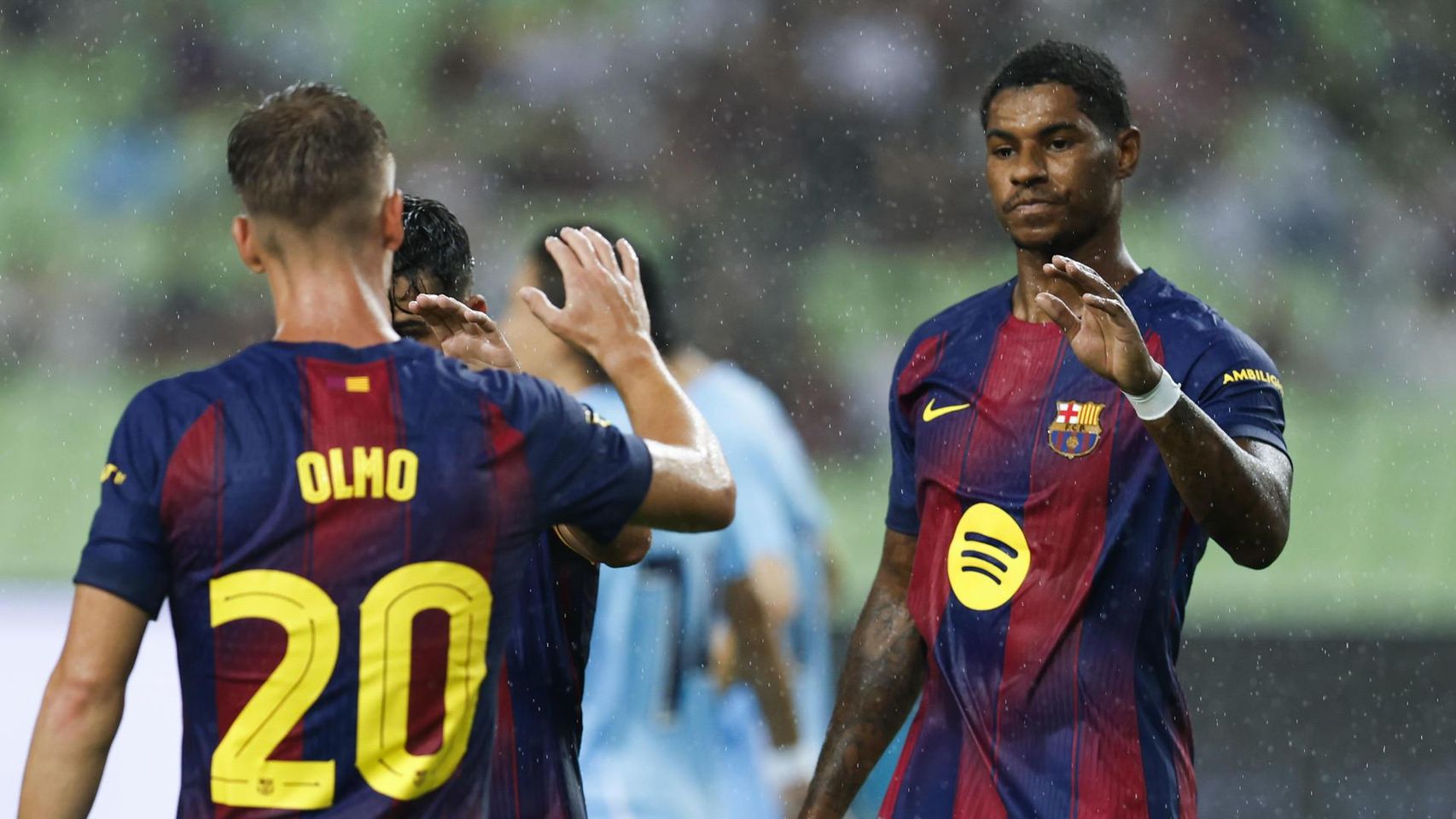 Dani Olmo felicita a Rashford tras marcar su primer gol con el Barça